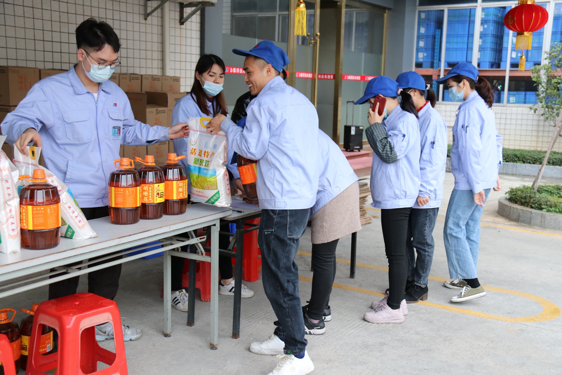 金牛送福，喜迎新春——力源科技向全體員工發放春節福利